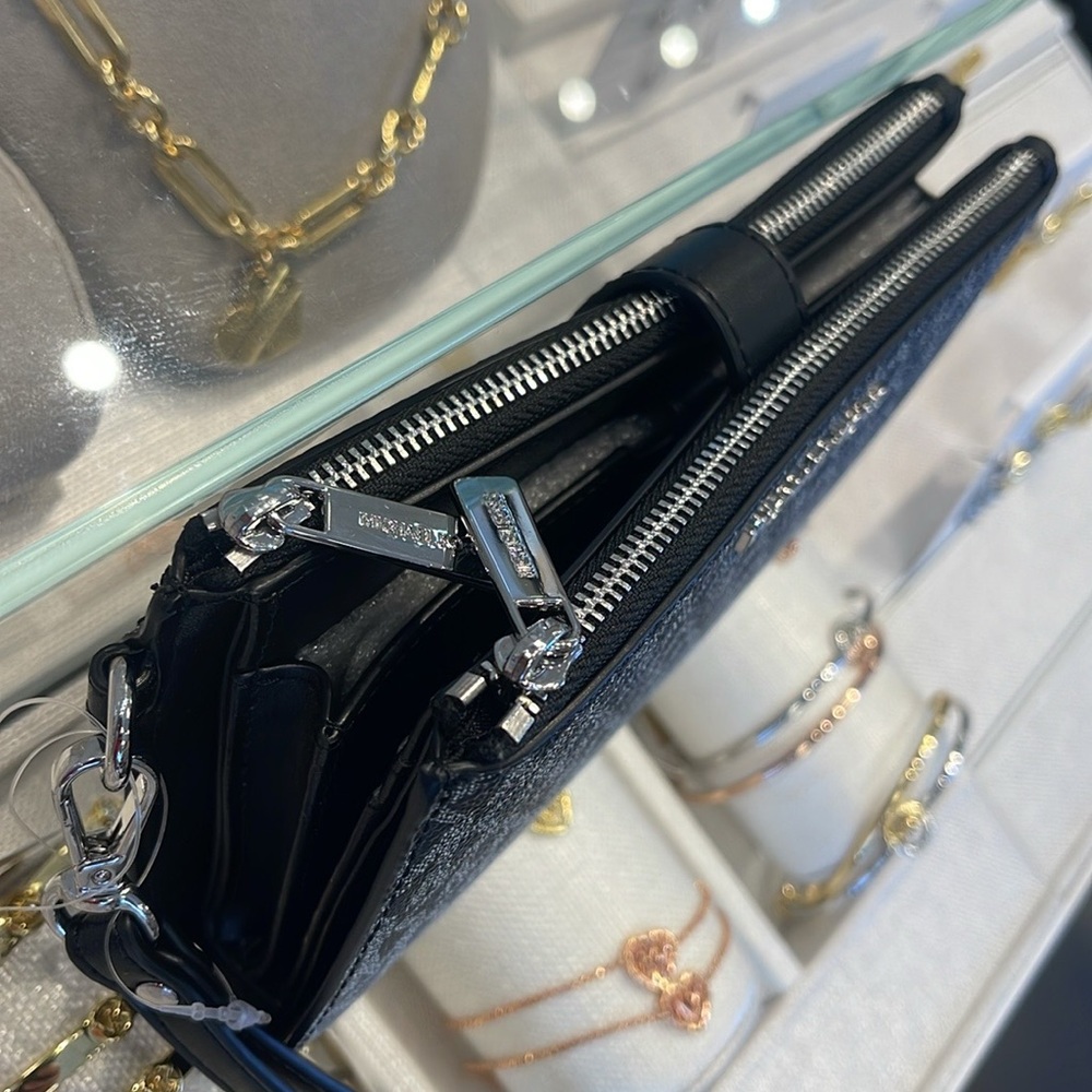 Michael Kors Jet Set Large Ombré Signature Logo Wristlet Wallet Phone
BLACK 
NWT - Picture 4 of 16